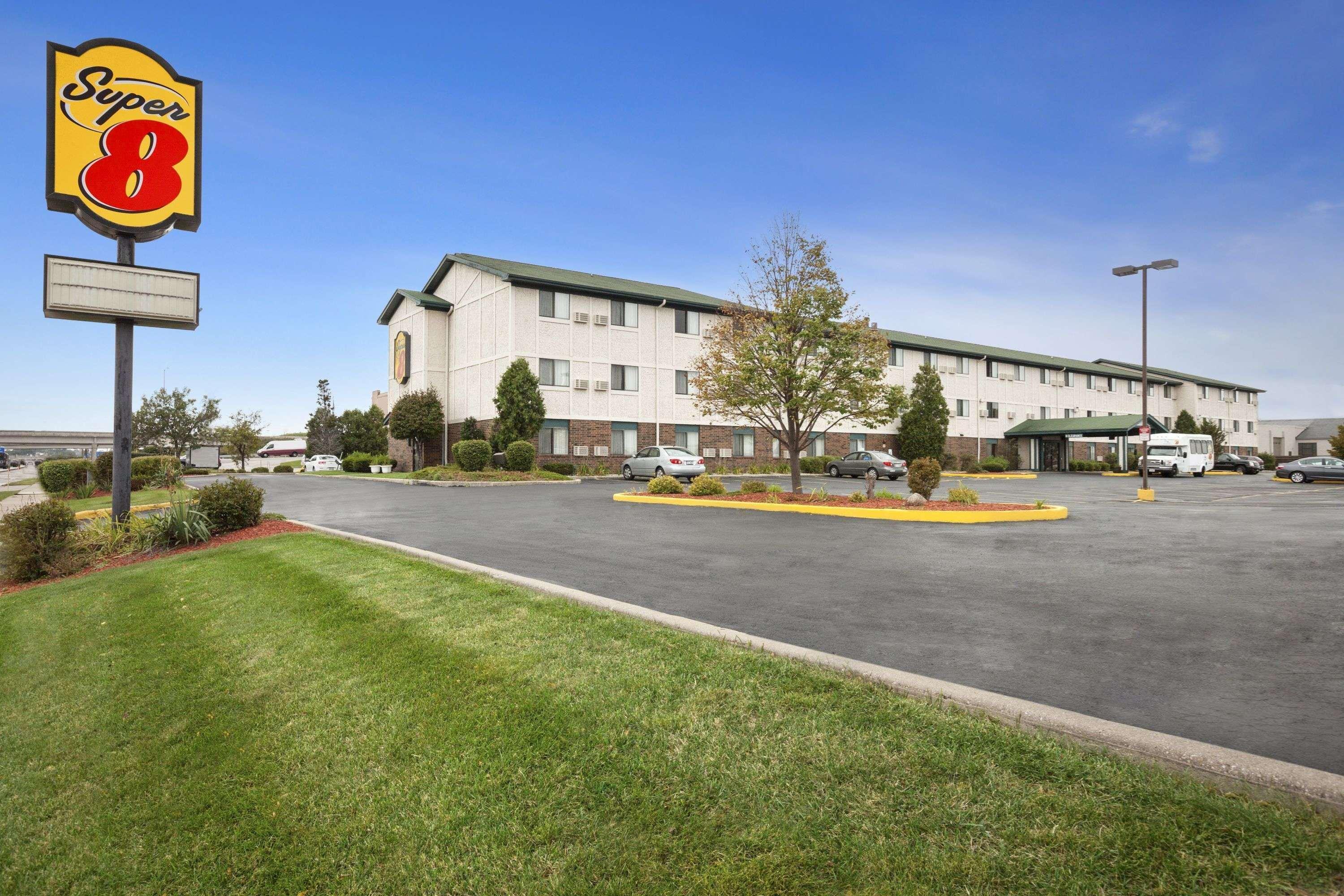 Готель Super 8 By Wyndham Milwaukee Airport Екстер'єр фото